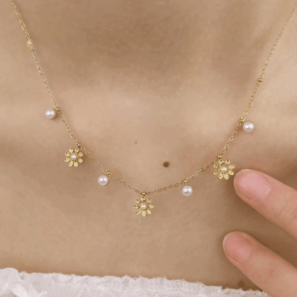 Beautiful Daisy & Pearl Necklace - Image 2
