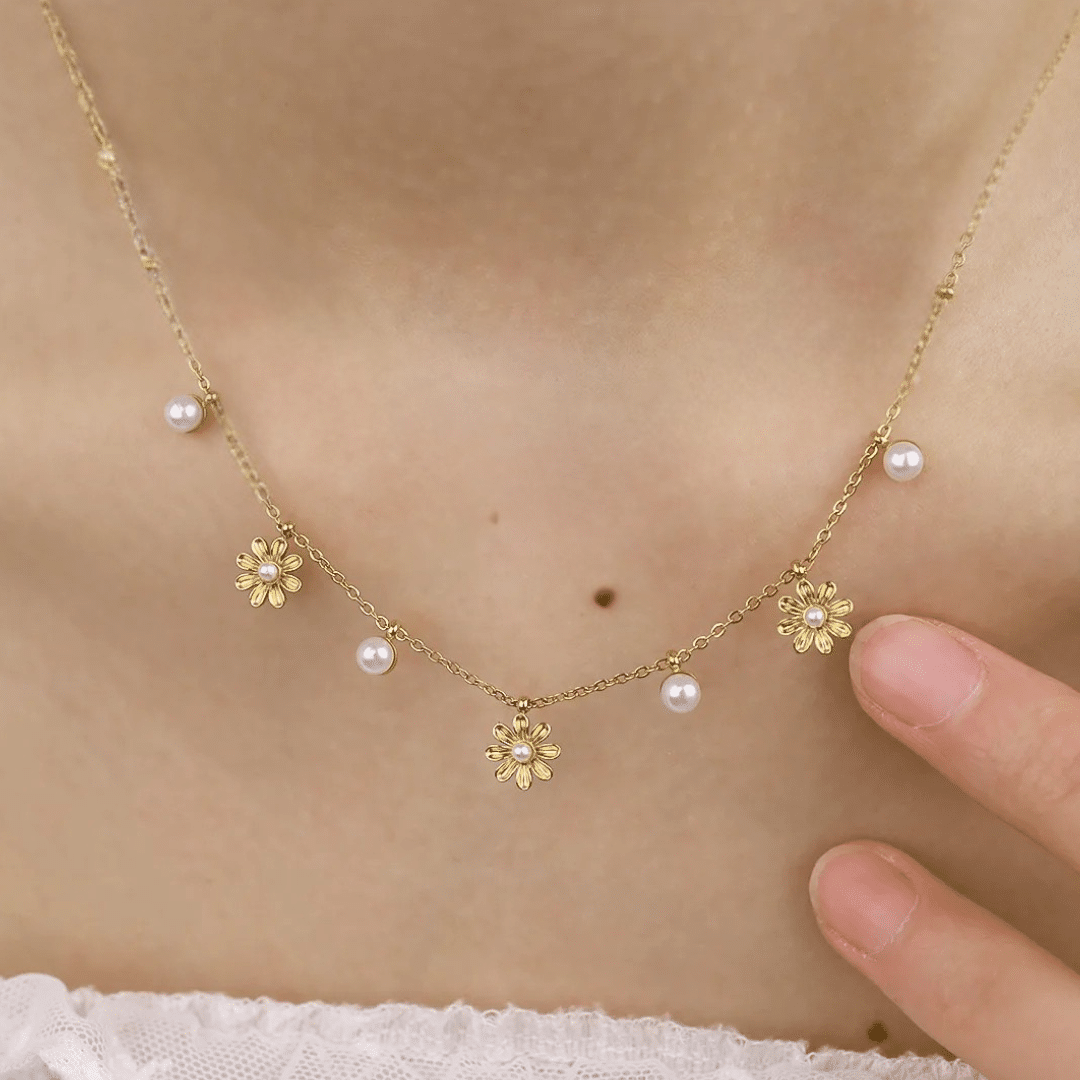 Beautiful Daisy & Pearl Necklace - Image 2