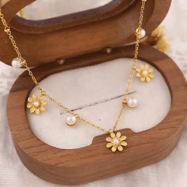 Beautiful Daisy & Pearl Necklace - Image 3