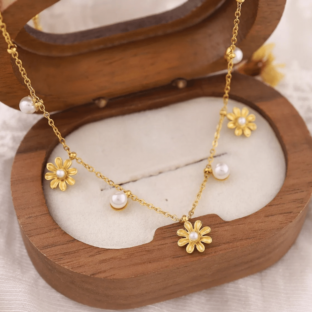 Beautiful Daisy & Pearl Necklace - Image 3