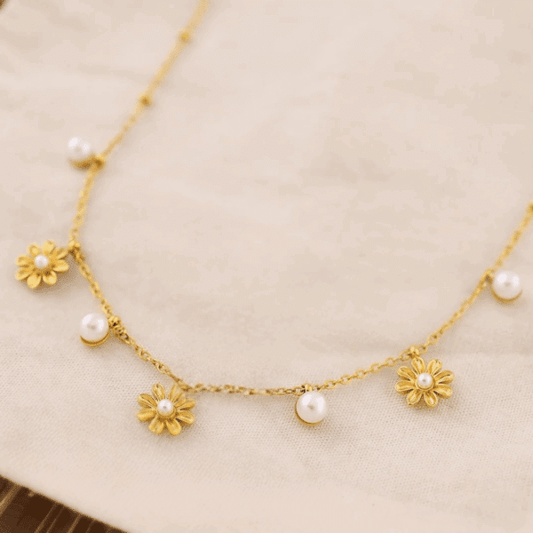 Beautiful Daisy & Pearl Necklace