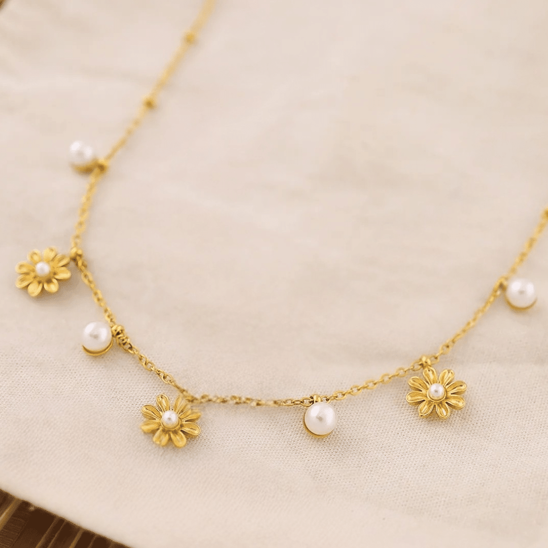 Beautiful Daisy & Pearl Necklace